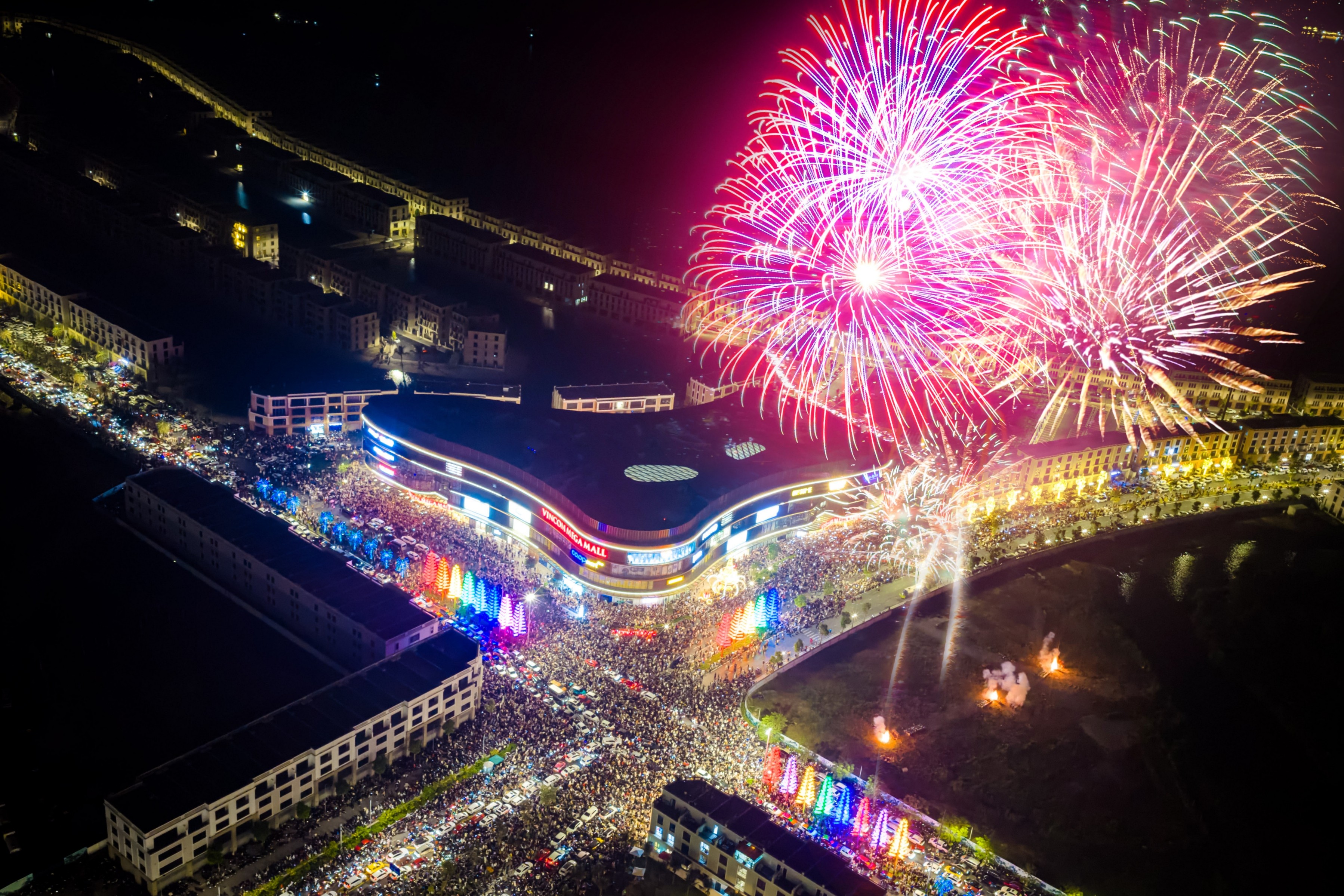 Đêm giao thừa rực rỡ trên bản đồ Việt Nam: “Thánh địa countdown họ Vin” vững vàng vị thế điểm đến quốc dân Đêm giao thừa rực rỡ trên bản đồ Việt Nam: “Thánh địa countdown họ Vin” vững vàng vị thế điểm đến quốc dân