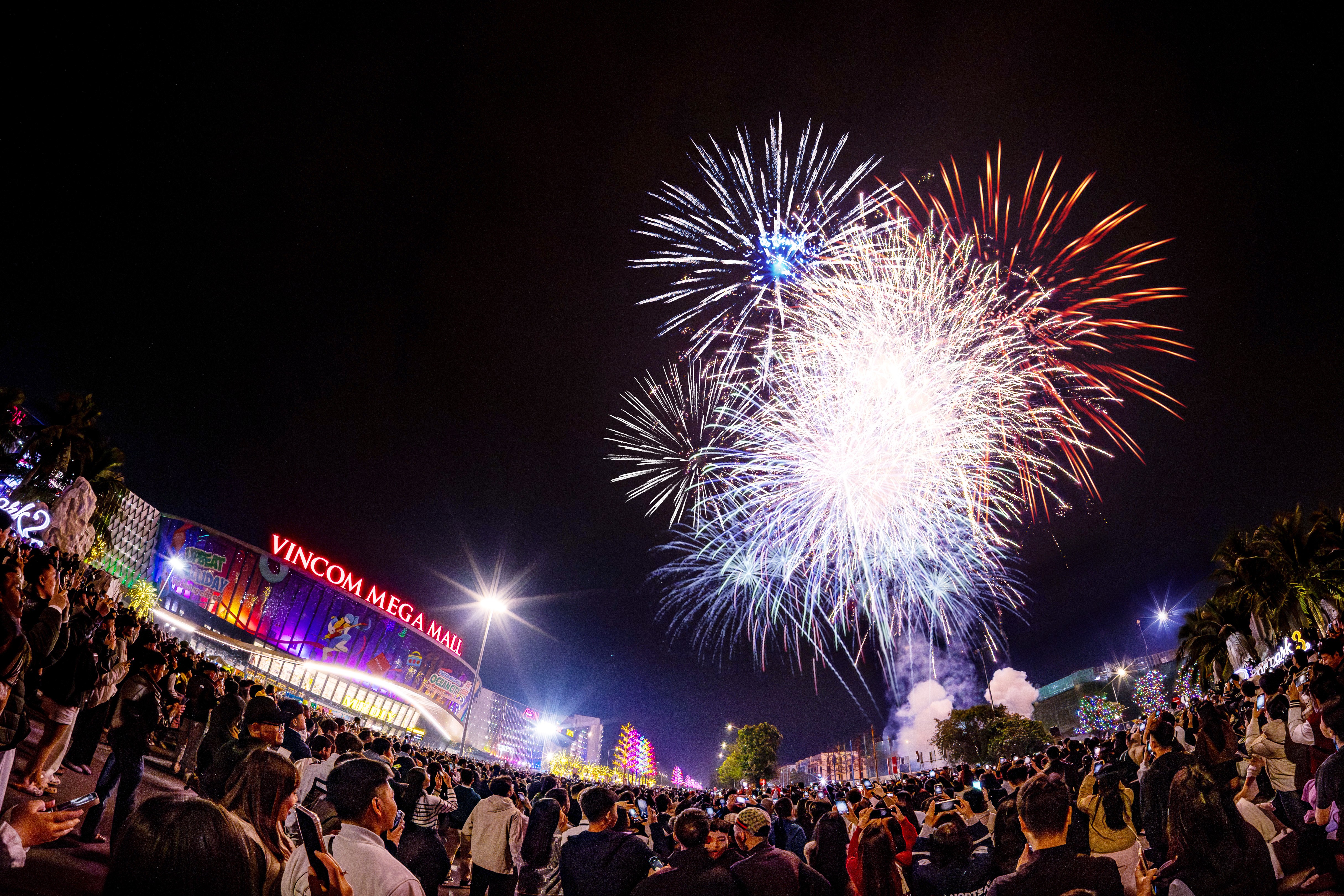 Đêm giao thừa rực rỡ trên bản đồ Việt Nam: “Thánh địa countdown họ Vin” vững vàng vị thế điểm đến quốc dân Đêm giao thừa rực rỡ trên bản đồ Việt Nam: “Thánh địa countdown họ Vin” vững vàng vị thế điểm đến quốc dân