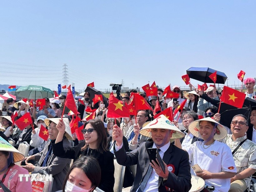 Cộng đồng người Việt Nam tại Nhật Bản hào hứng tham gia Festival “50 năm hòa chung một nhịp đập” chào mừng 50 năm thống nhất đất nước. (Ảnh: Nguyễn Tuyến/TTXVN)