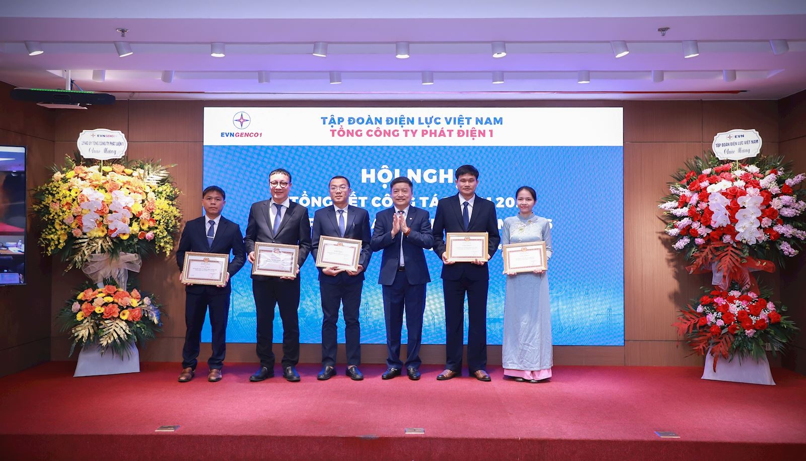 Đồng chí Nguyễn Tiến Khoa, Bí thư Đảng ủy, Chủ tịch HĐTV Tổng công ty lên trao Giấy khen cho các Đảng bộ, Chi bộ được khen thưởng “Hoàn thành xuất sắc nhiệm vụ” Đồng chí Nguyễn Tiến Khoa, Bí thư Đảng ủy, Chủ tịch HĐTV Tổng công ty lên trao Giấy khen cho các Đảng bộ, Chi bộ được khen thưởng “Hoàn thành xuất sắc nhiệm vụ”