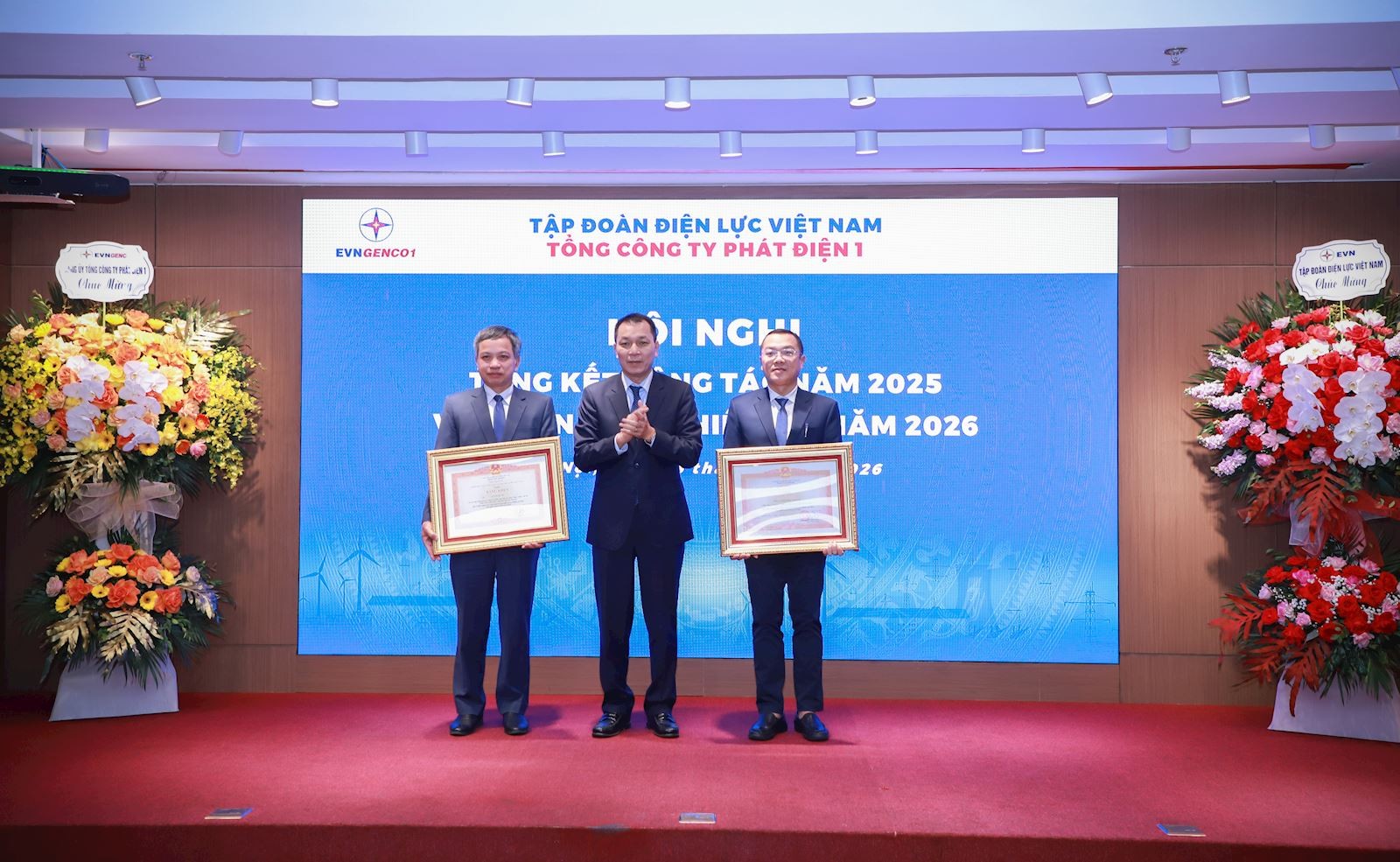 Đ/c Đặng Hoàng An, Bí thư Đảng uỷ, Chủ tịch HĐTV Tập đoàn Điện lực Việt Nam trao Bằng khen của Thủ tướng Chính phủ cho Công ty Nhiệt điện Nghi Sơn và đồng chí Lê Văn Quang, Chủ tịch HĐQT Công ty CP Thủy điện Đa Nhim – Hàm Thuận – Đa Mi Đ/c Đặng Hoàng An, Bí thư Đảng uỷ, Chủ tịch HĐTV Tập đoàn Điện lực Việt Nam trao Bằng khen của Thủ tướng Chính phủ cho Công ty Nhiệt điện Nghi Sơn và đồng chí Lê Văn Quang, Chủ tịch HĐQT Công ty CP Thủy điện Đa Nhim – Hàm Thuận – Đa Mi