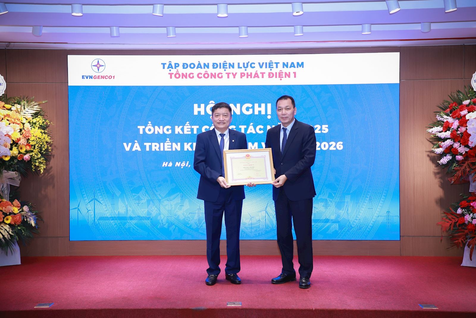 Đ/c Nguyễn Tiến Khoa, Bí thư Đảng uỷ, Chủ tịch HĐTV đại diện cho Tổng công ty nhận Giấy khen của Tập đoàn Điện lực Việt Nam Đ/c Nguyễn Tiến Khoa, Bí thư Đảng uỷ, Chủ tịch HĐTV đại diện cho Tổng công ty nhận Giấy khen của Tập đoàn Điện lực Việt Nam