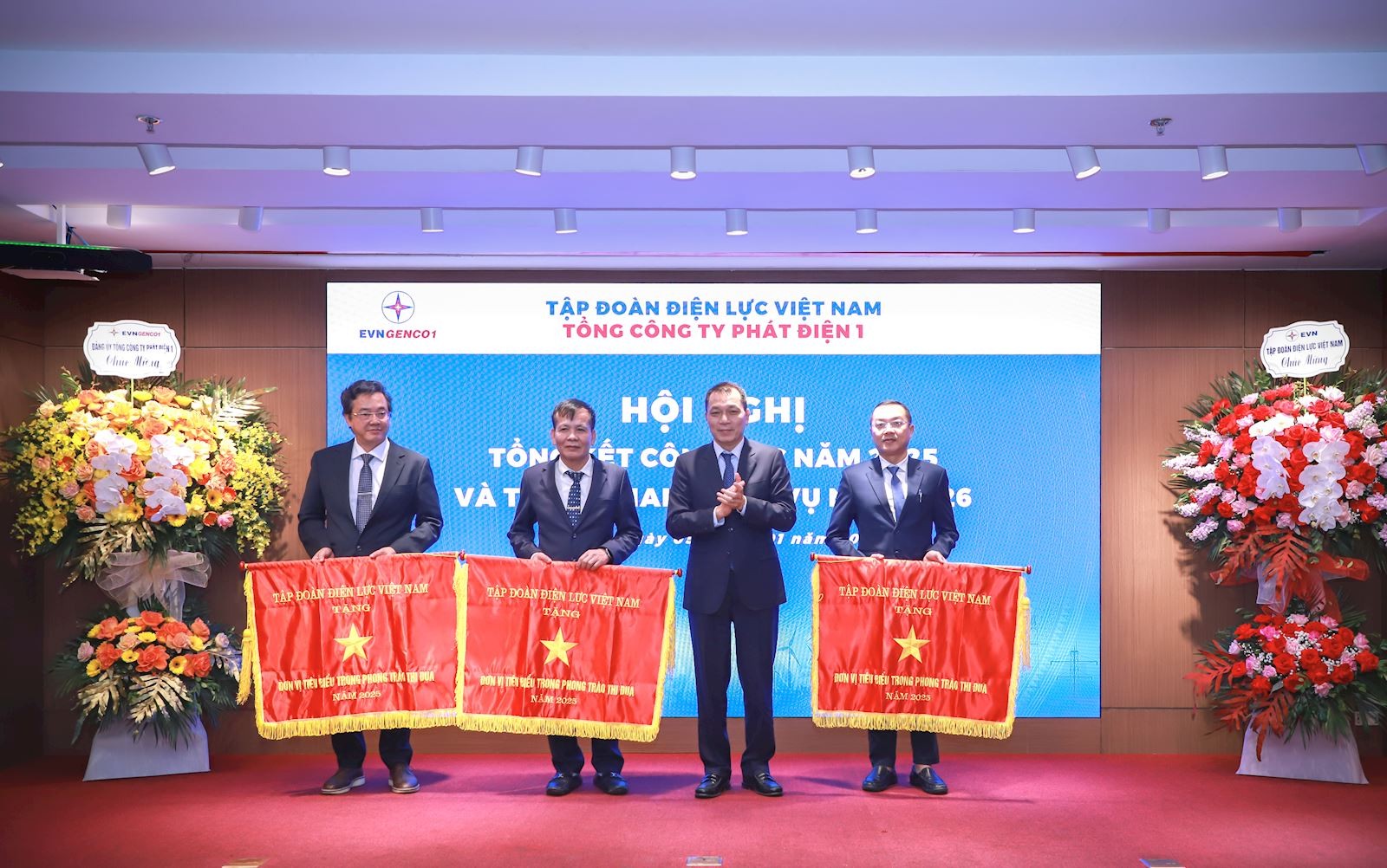 Đ/c Đặng Hoàng An, Bí thư Đảng uỷ, Chủ tịch HĐTV Tập đoàn Điện lực Việt Nam trao Cờ đơn vị tiêu biểu EVN cho các tập thể của EVNGENCO1 Đ/c Đặng Hoàng An, Bí thư Đảng uỷ, Chủ tịch HĐTV Tập đoàn Điện lực Việt Nam trao Cờ đơn vị tiêu biểu EVN cho các tập thể của EVNGENCO1