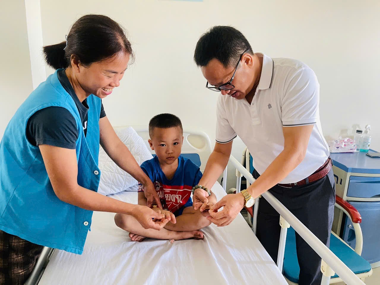 Zhi Shan còn bền bỉ đồng hành cùng các em mắc tự kỷ và rối loạn phát triển thông qua hai Trung tâm Tương tác - Phục hồi chức năng tại Hà Tĩnh và Nghệ An. Zhi Shan còn bền bỉ đồng hành cùng các em mắc tự kỷ và rối loạn phát triển thông qua hai Trung tâm Tương tác - Phục hồi chức năng tại Hà Tĩnh và Nghệ An.