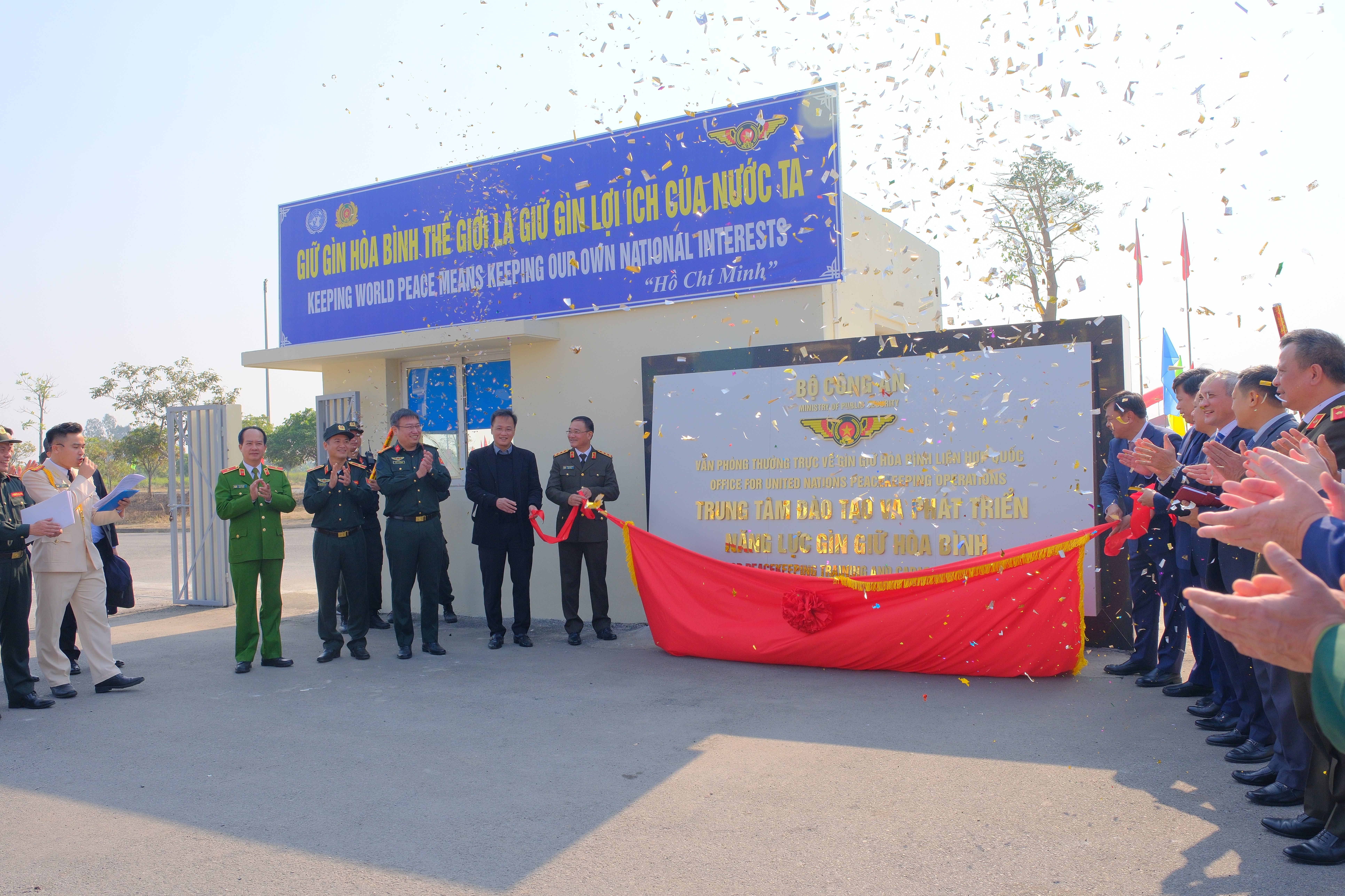 Gắn biển Trung tâm đào tạo và phát triển năng lực gìn giữ hòa bình. (Nguồn: VNFPU1) Gắn biển Trung tâm đào tạo và phát triển năng lực gìn giữ hòa bình. (Nguồn: VNFPU1)