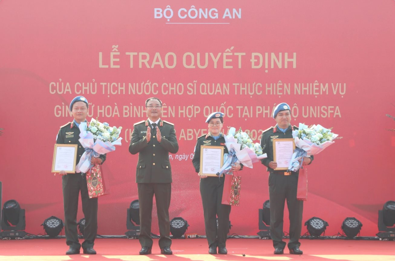 Trao quyết định cử sĩ quan Công an nhân dân làm nhiệm vụ gìn giữ hòa bình Liên hợp quốc
