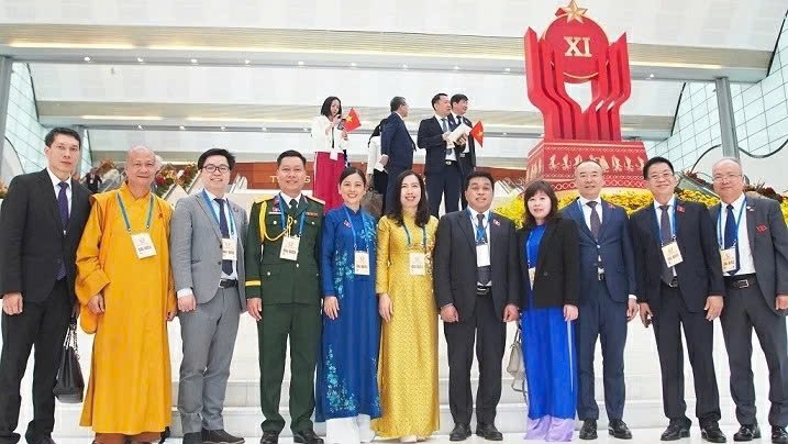 Thứ trưởng Bộ Ngoại giao Lê Thị Thu Hằng chụp ảnh với đoàn kiều bào tiêu biểu về dự Đại hội Thi đua yêu nước toàn quốc lần thứ XI, ngày 27/12/2025. (Ảnh: NVCC)