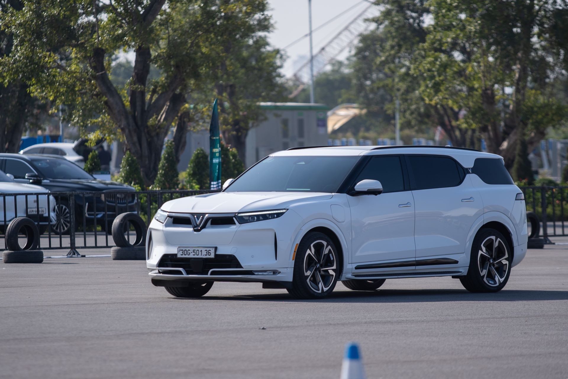 Bán xe xăng lên đời xe điện, chủ xe VinFast VF 9 xuýt xoa: “Biết xe xịn thế này đã sớm mua vài chiếc” Bán xe xăng lên đời xe điện, chủ xe VinFast VF 9 xuýt xoa: “Biết xe xịn thế này đã sớm mua vài chiếc”
