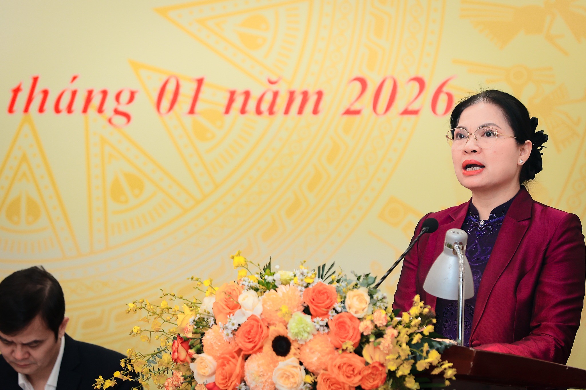 Bà Hà Thị Nga, Uỷ viên Trung ương Đảng, Phó Bí thư Thường trực Đảng ủy MTTQ, các đoàn thể Trung ương, Phó Chủ tịch Ủy ban Trung ương MTTQ Việt Nam trình bày nội dung Tờ trình xin ý kiến tại Hội nghị