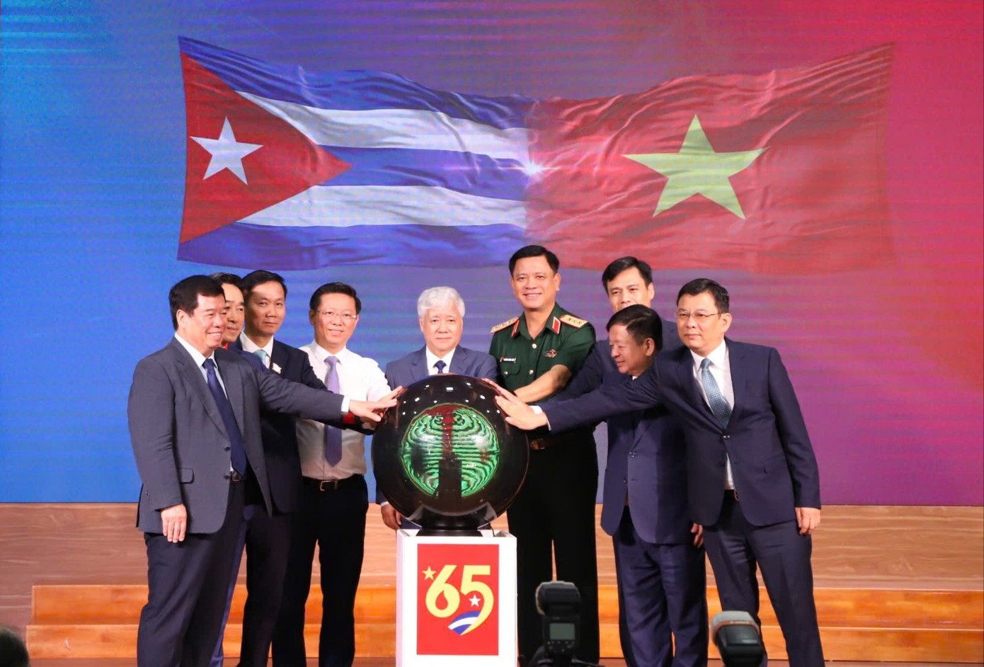 Trung ương Hội Chữ thập đỏ Việt Nam vừa phối hợp với các đơn vị tổ chức chương trình vận động ủng hộ nhân dân Cuba với chủ đề 40 năm Đổi Mới: Hành trình từ đói nghèo đến khát vọng hùng cường