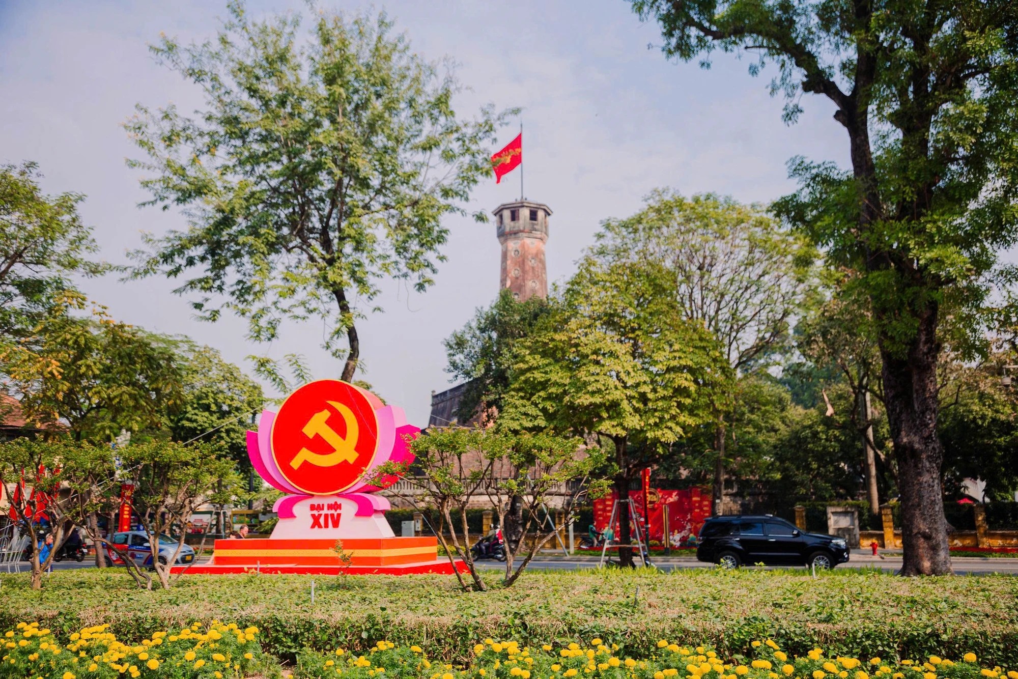 Cờ hoa, panô, áp phích được treo trang trọng trên các tuyến phố Hà Nội chào mừng Đại hội Đảng lần thứ XIV