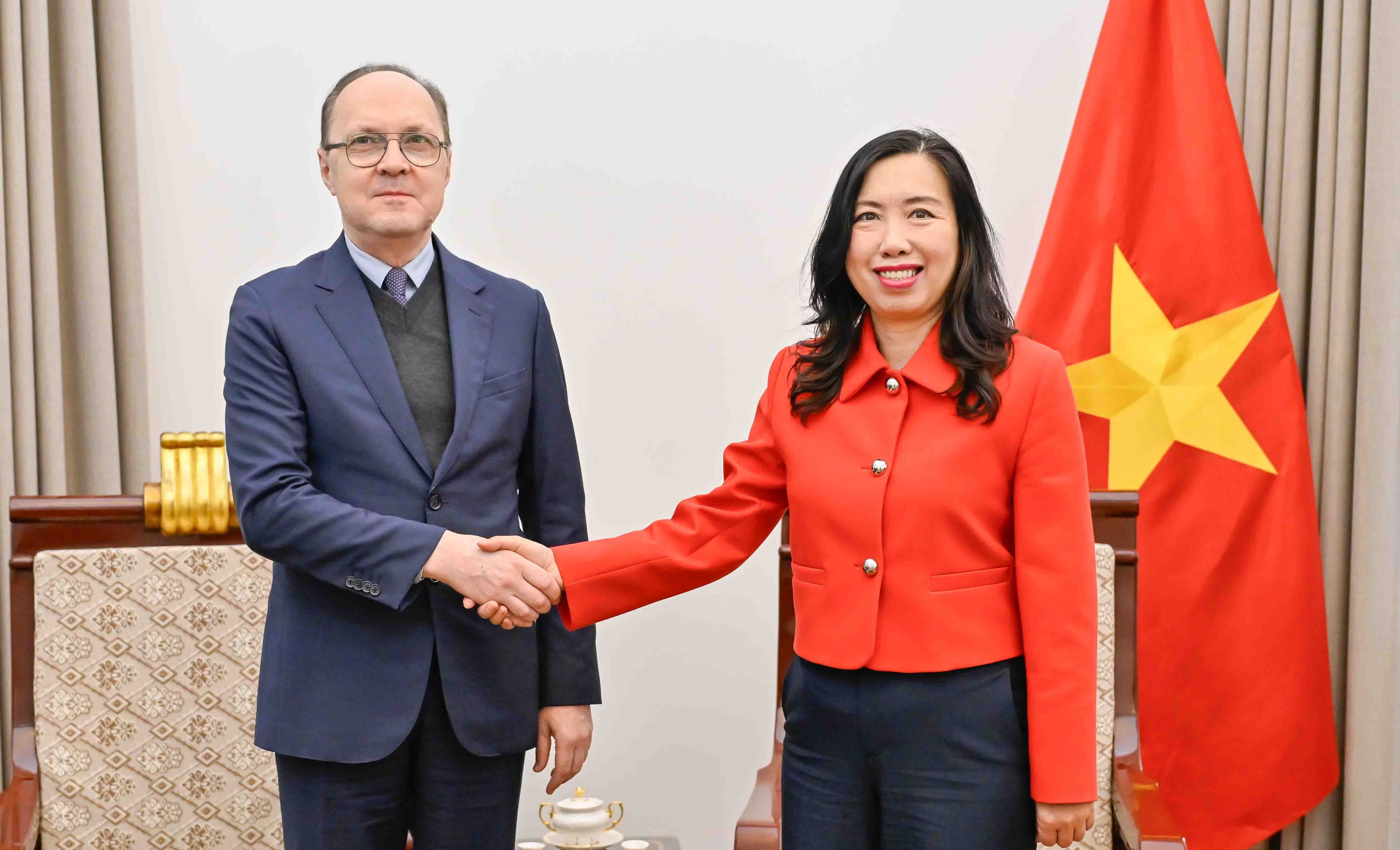 Thứ trưởng Bộ Ngoại giao Lê Thị Thu Hằng đã tiếp Đại sứ Liên bang Nga tại Việt Nam Gennady Bezdetko Thứ trưởng Bộ Ngoại giao Lê Thị Thu Hằng đã tiếp Đại sứ Liên bang Nga tại Việt Nam Gennady Bezdetko