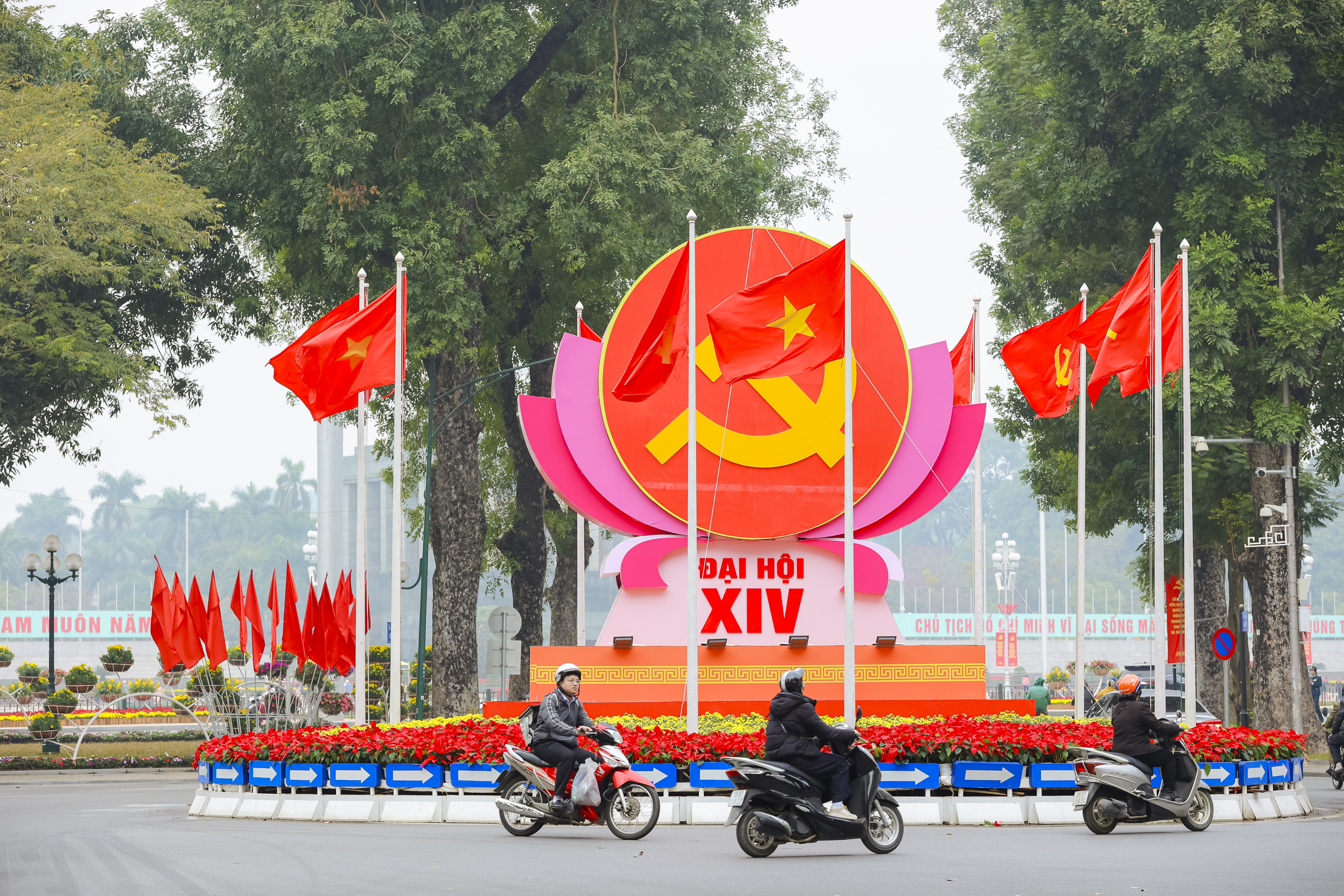 Biểu tượng búa liềm, cờ Đảng, cờ Tổ quốc chào mừng Đại hội đại biểu toàn quốc lần thứ XIV của Đảng được trang trí gần Lăng Chủ tịch Hồ Chí Minh. (Ảnh: Đinh Hòa) Biểu tượng búa liềm, cờ Đảng, cờ Tổ quốc chào mừng Đại hội đại biểu toàn quốc lần thứ XIV của Đảng được trang trí gần Lăng Chủ tịch Hồ Chí Minh. (Ảnh: Đinh Hòa)