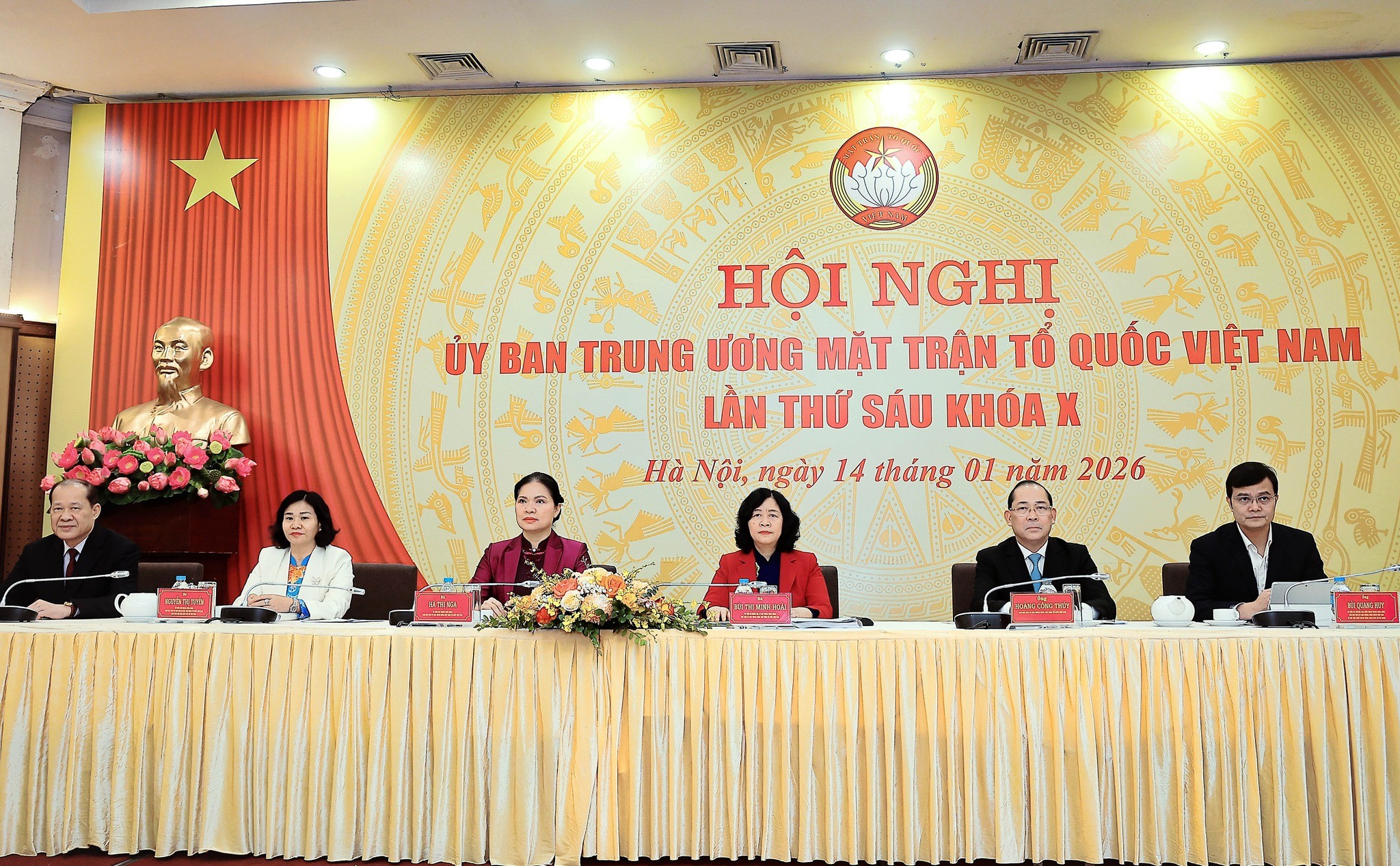 Bà Bùi Thị Minh Hoài, Ủy viên Bộ Chính trị, Bí thư Trung ương Đảng, Bí thư Đảng ủy MTTQ, các đoàn thể Trung ương, Chủ tịch Ủy ban Trung ương MTTQ Việt Nam cùng các đồng chí trong Ban Thường trực chủ trì Hội nghị Ủy ban Trung ương MTTQ Việt Nam lần thứ sáu khóa X Bà Bùi Thị Minh Hoài, Ủy viên Bộ Chính trị, Bí thư Trung ương Đảng, Bí thư Đảng ủy MTTQ, các đoàn thể Trung ương, Chủ tịch Ủy ban Trung ương MTTQ Việt Nam cùng các đồng chí trong Ban Thường trực chủ trì Hội nghị Ủy ban Trung ương MTTQ Việt Nam lần thứ sáu khóa X