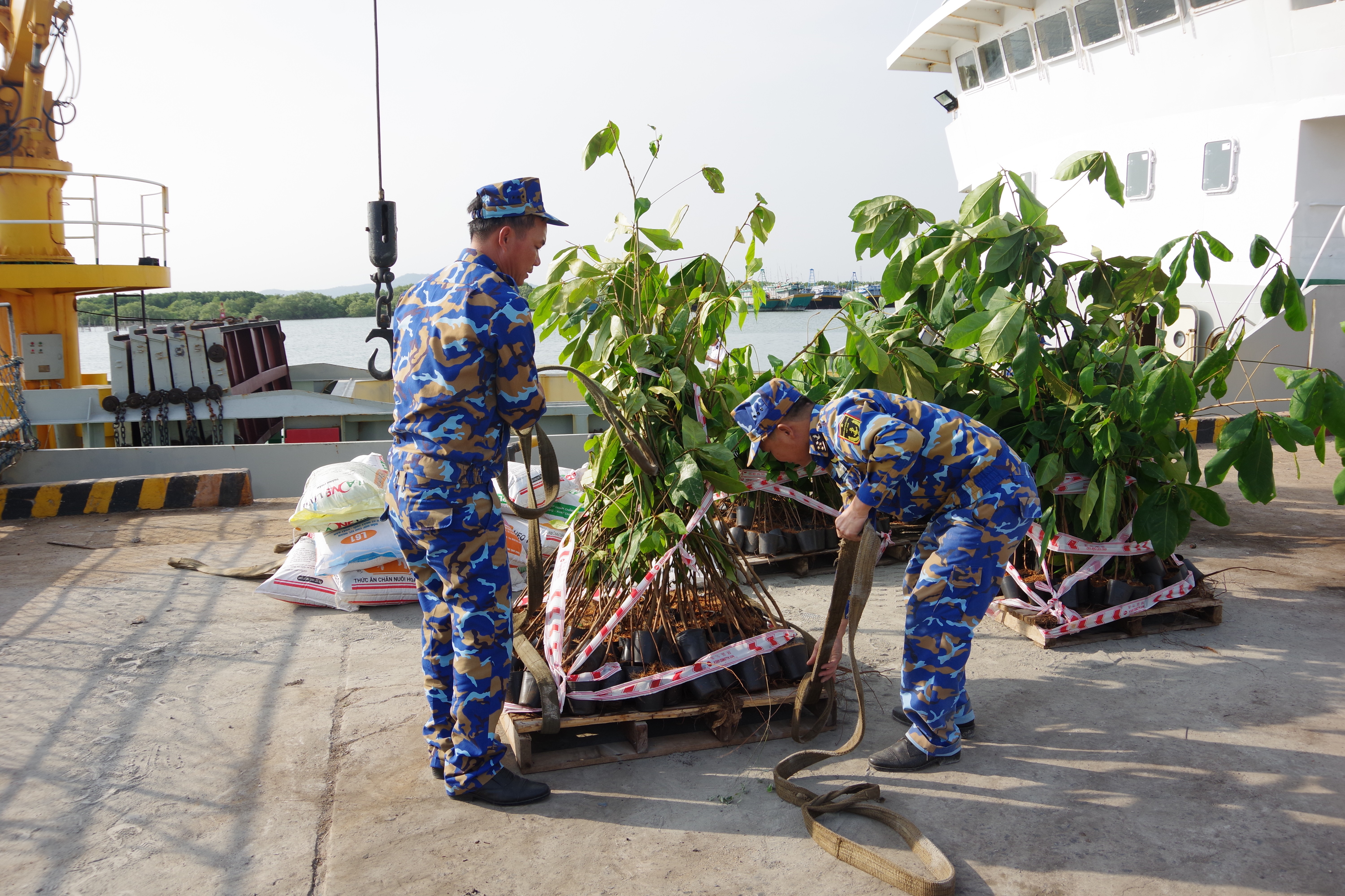 Mang quà Tết sớm tới Đặc khu Trường Sa