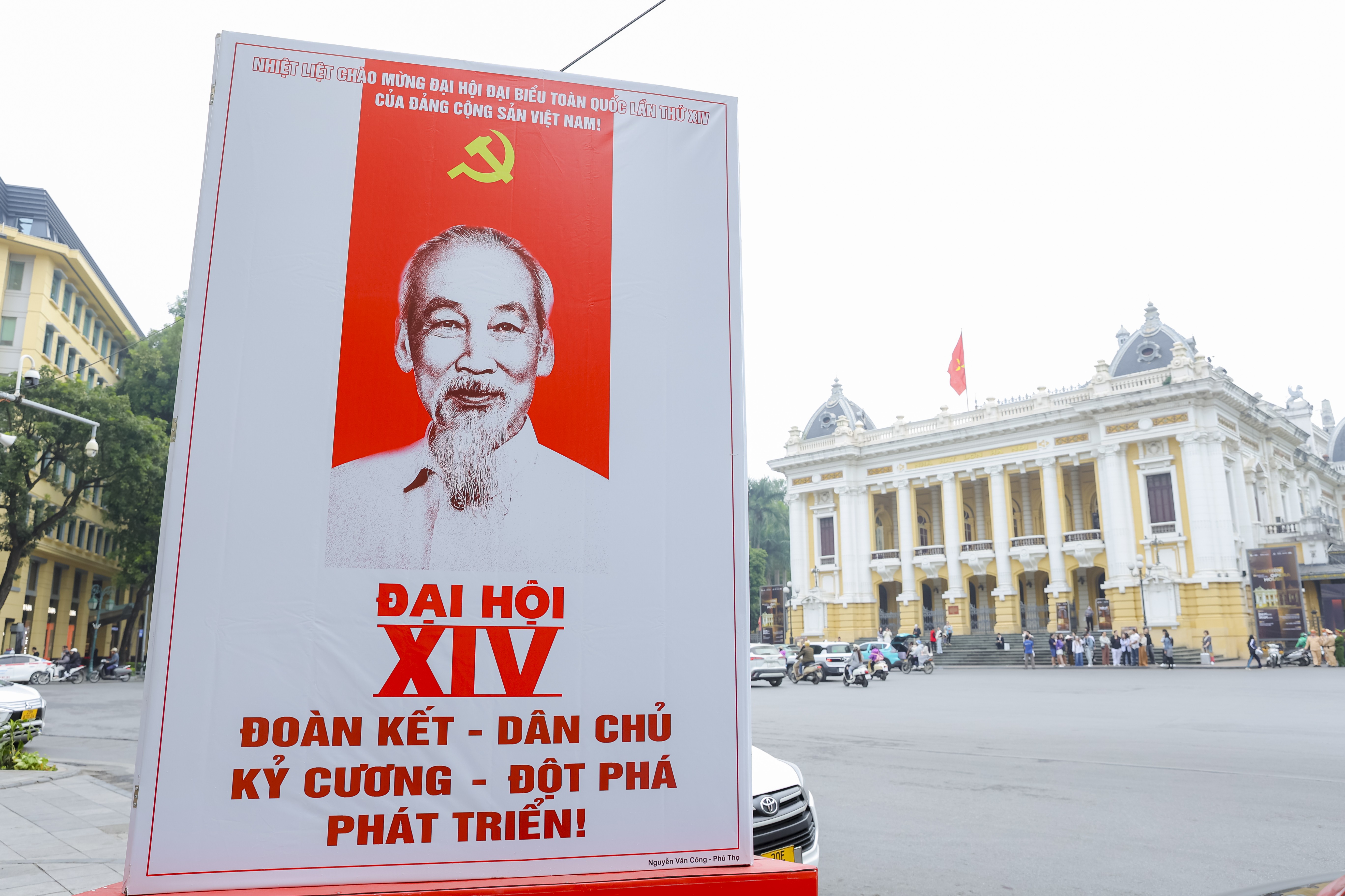 [Ảnh] Hà Nội tràn ngập sắc đỏ trước thềm Đại hội XIV của Đảng