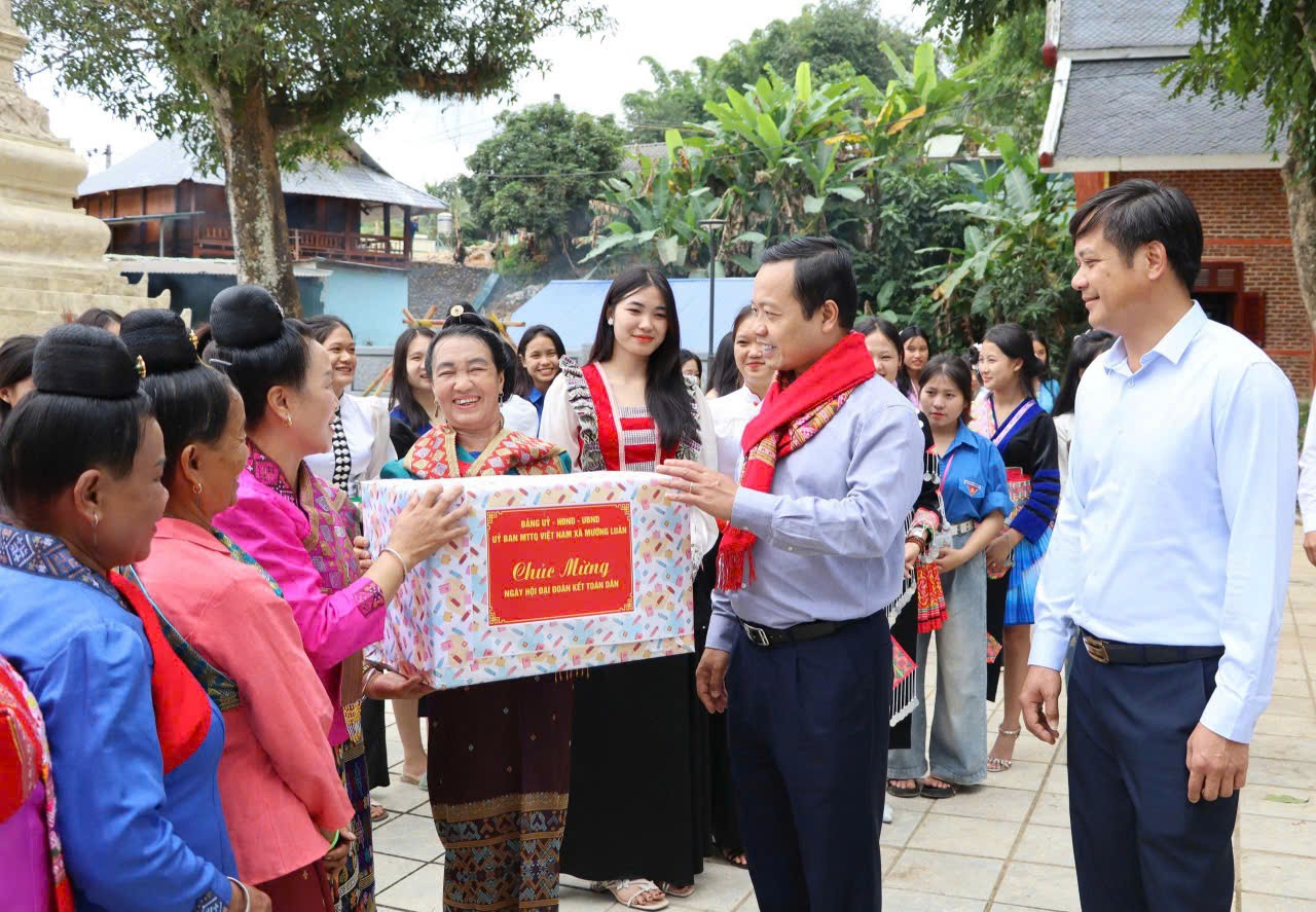 Bí thư Tỉnh ủy Trần Tiến Dũng tặng quà người dân bản Mường Luân (xã Mường Luân).