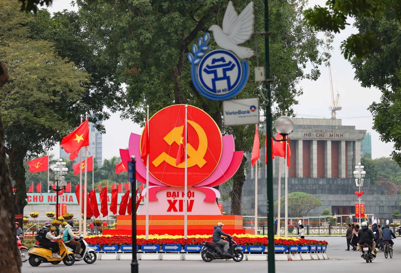 Phố phường Hà Nội rực rỡ với cờ, hoa, pano, áp phích chào mừng Đại hội lần thứ XIV của Đảng. (Ảnh: hanoi.gov.vn)
