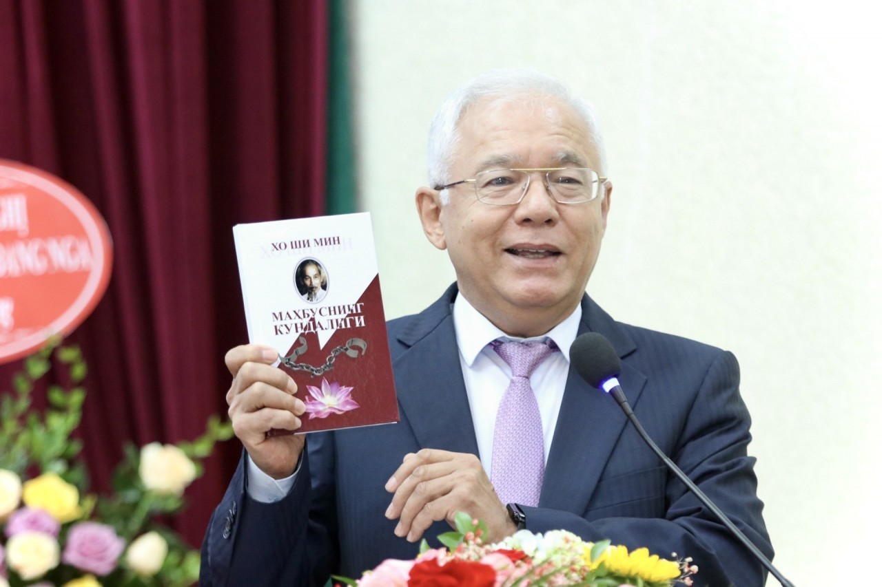 Ông Alisher Mukhamedov giới thiệu bản dịch tiếng Uzbekistan tập thơ Những thông điệp quốc tế gửi tới Đại hội XIV
