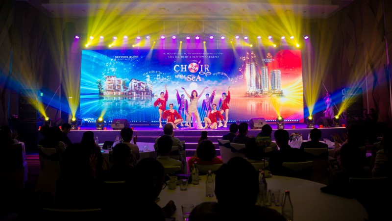 Ca sĩ Dương Hoàng Yến thổi bùng không khí khán phòng với màn trình diễn kết hợp giữa âm thanh, ánh sáng và công nghệ Ca sĩ Dương Hoàng Yến thổi bùng không khí khán phòng với màn trình diễn kết hợp giữa âm thanh, ánh sáng và công nghệ