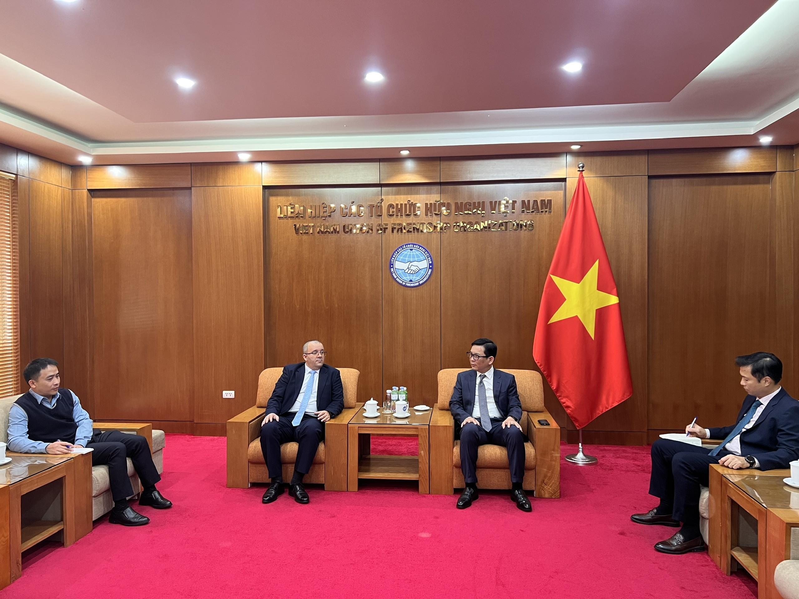 Phó Chủ tịch Liên hiệp các tổ chức hữu nghị Việt Nam Đồng Huy Cương tiếp Phó Đại sứ Cuba tại Việt Nam Joy Puentes Saldise. (Ảnh: Hương Giang)
