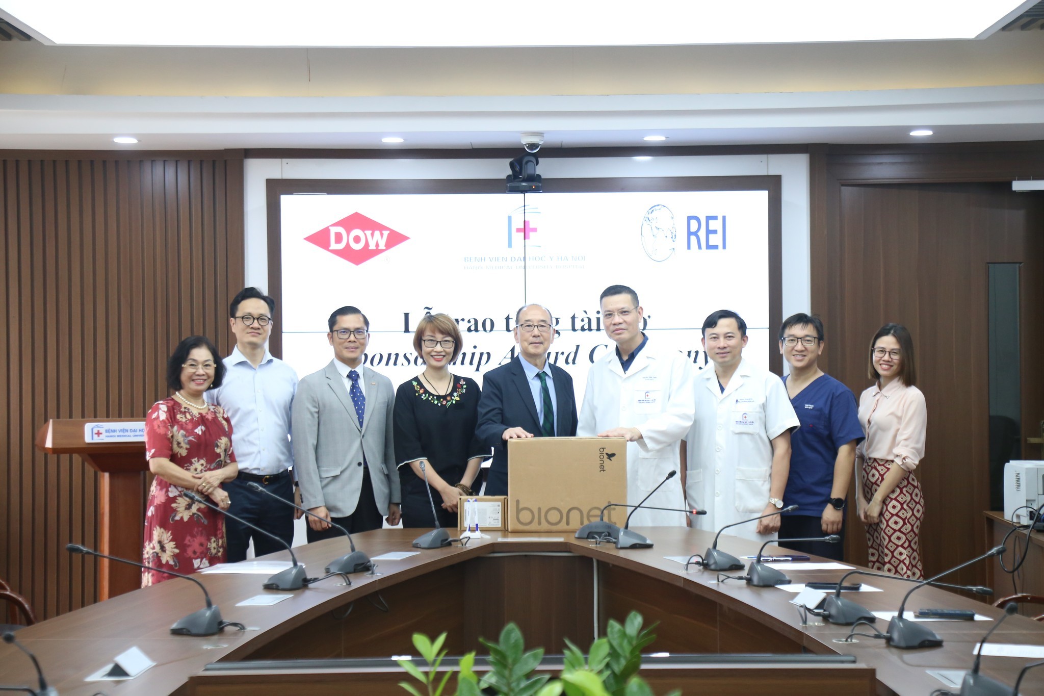 Công ty TNHH Dow Chemical Việt Nam, Tổ chức REI tại Việt Nam đã trao tặng vật tư thiết yếu cho Khoa Cấp cứu và Hồi sức tích cực của Bệnh viện Đại học Y Hà Nội. Công ty TNHH Dow Chemical Việt Nam, Tổ chức REI tại Việt Nam đã trao tặng vật tư thiết yếu cho Khoa Cấp cứu và Hồi sức tích cực của Bệnh viện Đại học Y Hà Nội.