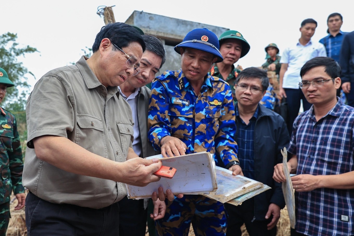 Thủ tướng Phạm Minh Chính thị sát rốn lũ Hòa Thịnh, Đăk Lăk, ngày 29/11/2025. (Ảnh: VGP) Thủ tướng Phạm Minh Chính thị sát rốn lũ Hòa Thịnh, Đăk Lăk, ngày 29/11/2025. (Ảnh: VGP)