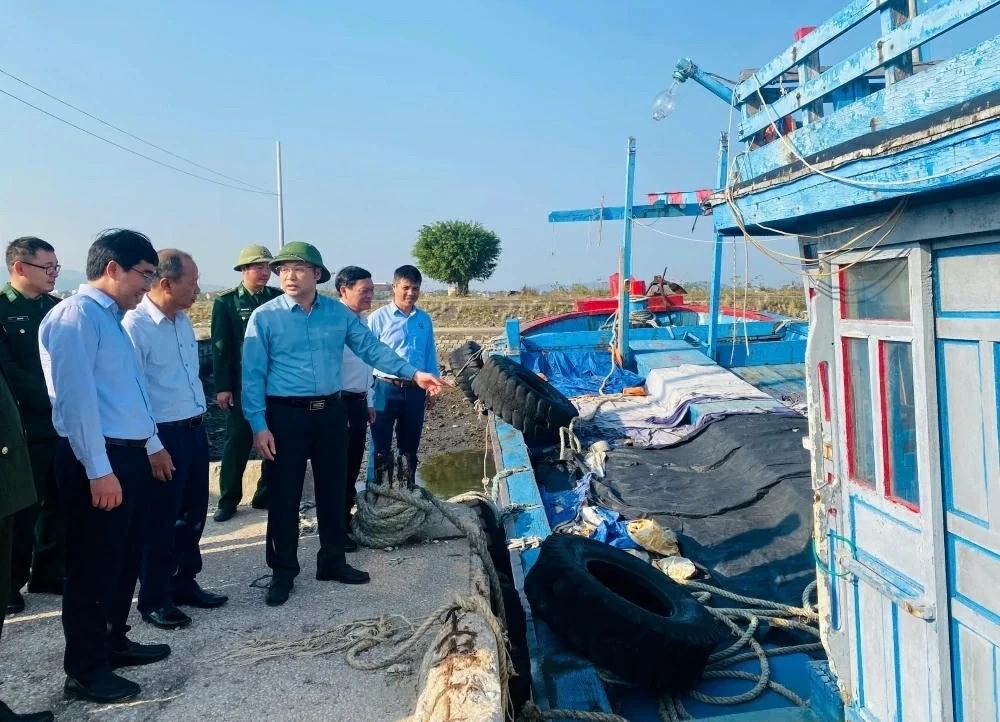 kiểm tra nơi neo đậu tàu cá không đủ điều kiện hoạt động. (Nguồn: Báo Thanh Hóa)