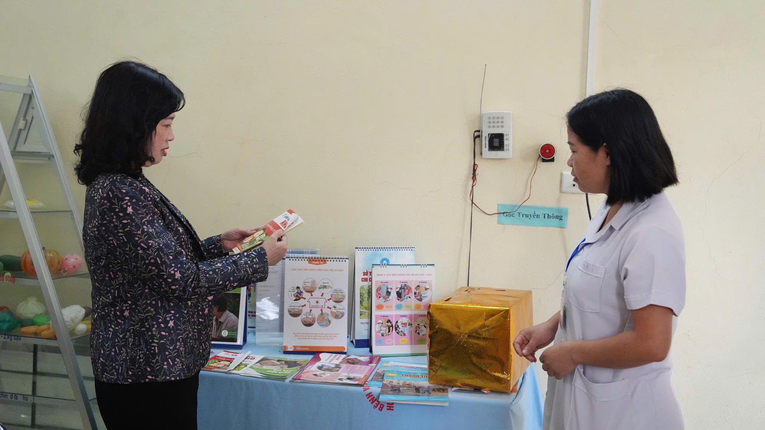 Uỷ viên Trung ương Đảng, Bộ trưởng Bộ Y tế Đào Hồng Lan kiểm tra công tác truyền thông giáo dục sức khoẻ tại Trạm Y tế xã Sam Mứn – tỉnh Điện Biên. Uỷ viên Trung ương Đảng, Bộ trưởng Bộ Y tế Đào Hồng Lan kiểm tra công tác truyền thông giáo dục sức khoẻ tại Trạm Y tế xã Sam Mứn – tỉnh Điện Biên.