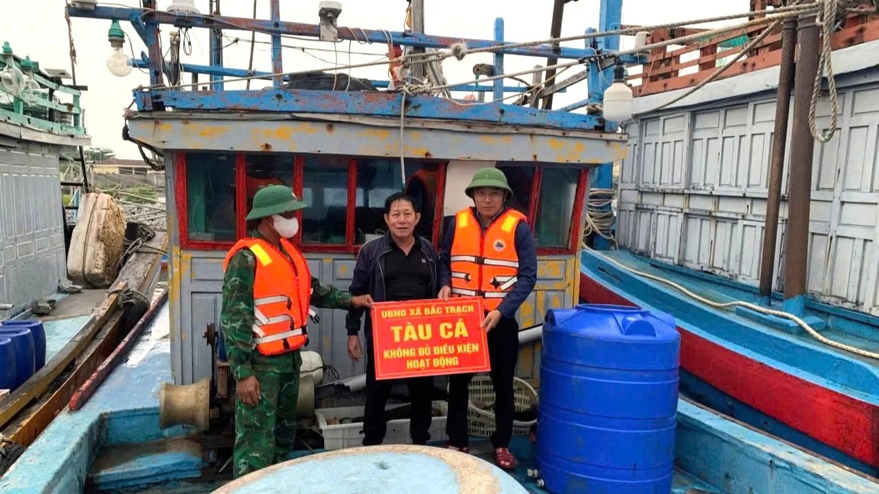 Tổ kiểm soát liên ngành xử lý tàu cá vi phạm. (Ảnh: Báo Nông nghiệp và Môi trường) Tổ kiểm soát liên ngành xử lý tàu cá vi phạm. (Ảnh: Báo Nông nghiệp và Môi trường)