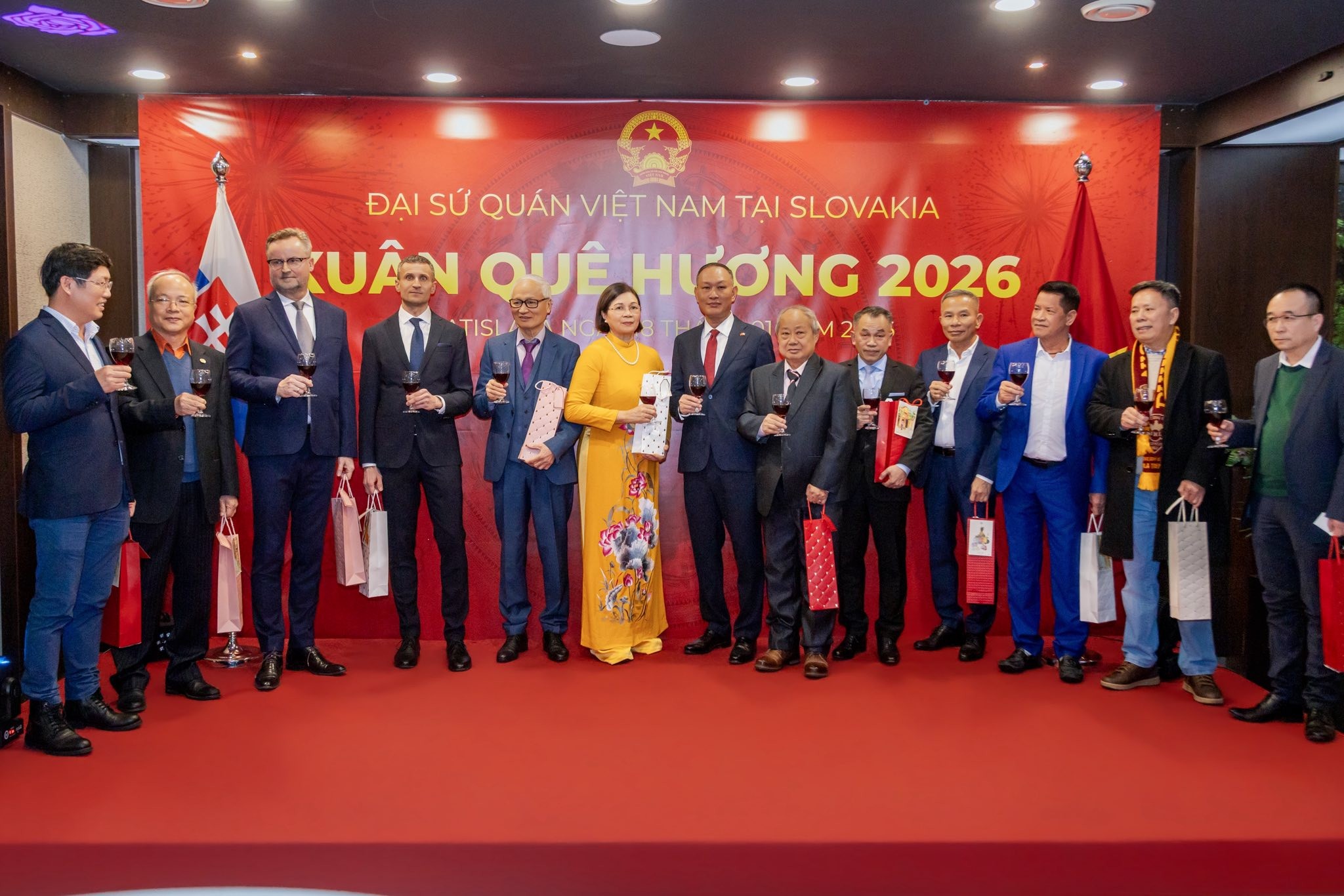 Người Việt tại Slovakia và Thượng Hải vui Xuân Quê hương 2026 Người Việt tại Slovakia và Thượng Hải vui Xuân Quê hương 2026