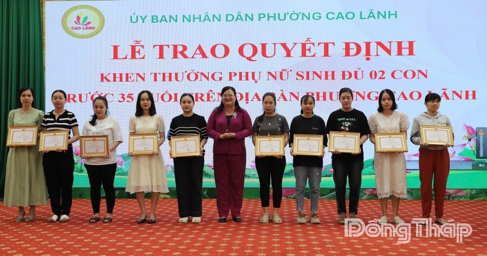Đồng Tháp khen thưởng phụ nữ sinh đủ 2 con trước 35 tuổi Đồng Tháp khen thưởng phụ nữ sinh đủ 2 con trước 35 tuổi
