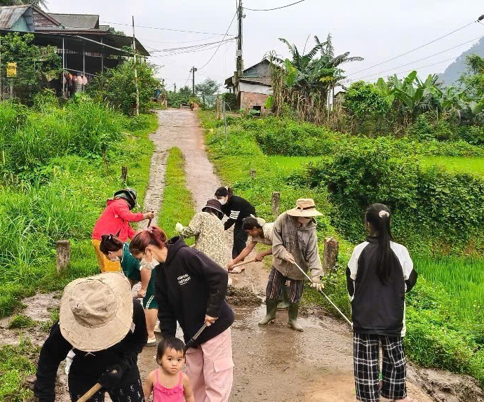 Những buổi tổng vệ sinh thôn bản đã trở thành thói quen của người dân Đakrông (Quảng Trị) hay Nấm Dẩn, Pà Vầy Sủ (Tuyên Quang). (Ảnh: Plan International Việt Nam) Những buổi tổng vệ sinh thôn bản đã trở thành thói quen của người dân Đakrông (Quảng Trị) hay Nấm Dẩn, Pà Vầy Sủ (Tuyên Quang). (Ảnh: Plan International Việt Nam)