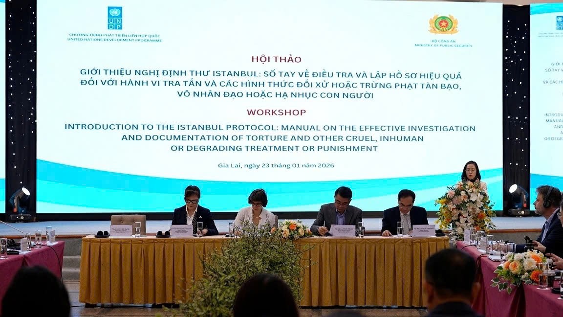 Đại tá Trần Viết Trung, Phó cục trưởng Cục Đối ngoại, Bộ Công an phát biểu khai mạc. Đại tá Trần Viết Trung, Phó cục trưởng Cục Đối ngoại, Bộ Công an phát biểu khai mạc.