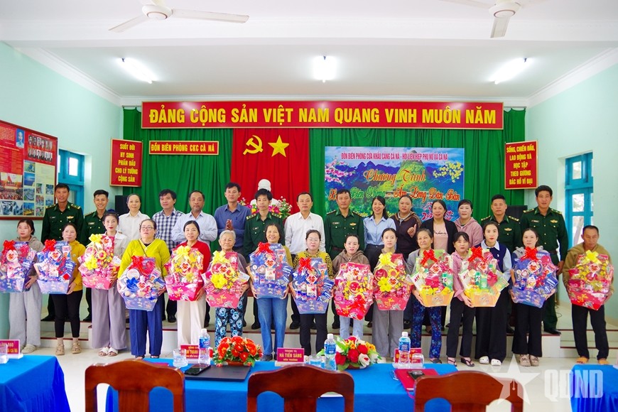 Lãnh đạo UBND xã Cà Ná (Khánh Hòa) và Đồn Biên phòng Cửa khẩu cảng Cà Ná trao quà tặng người nghèo.