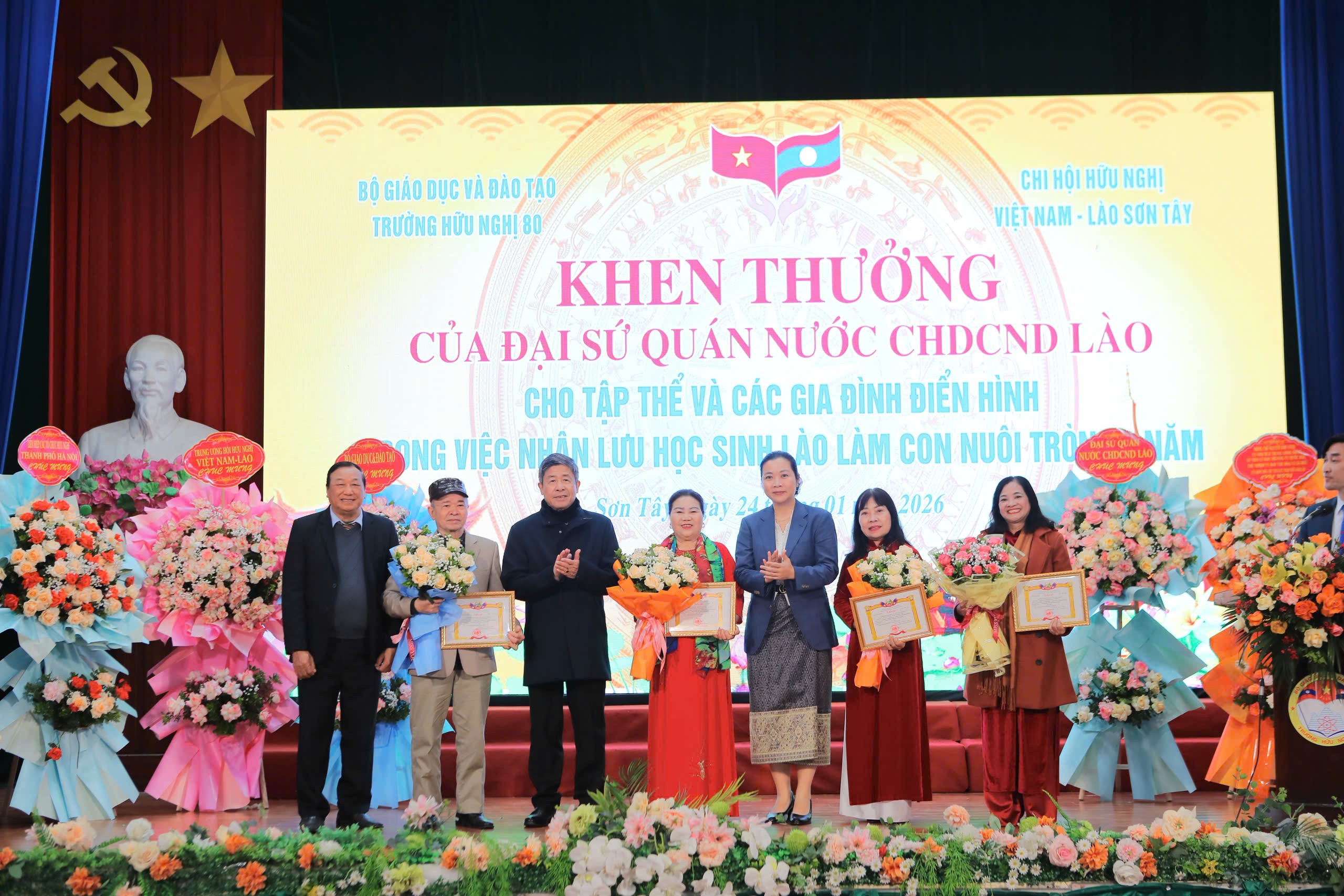  bà Lattana Sihalat, Phó Đại sứ nước Cộng hòa Dân chủ Nhân dân Lào tại Việt Nam khen thưởng cho tập thể và các gia đình điển hình trong việc nhận lưu học sinh Lào làm con nuôi
