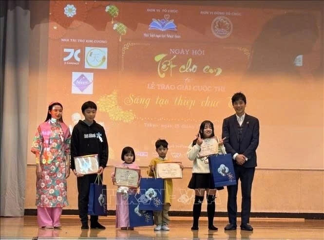 Đại diện nhà tài trợ trao giải cuộc thi “Sáng tạo thiệp chúc Tết” cho các bé. Đại diện nhà tài trợ trao giải cuộc thi “Sáng tạo thiệp chúc Tết” cho các bé.
