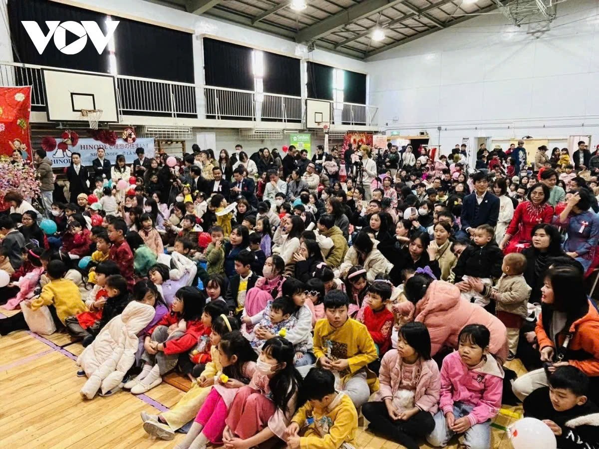 Khoảng 1.000 phụ huynh và các em nhỏ tham dự sự kiện. Ảnh: PV/VOV-Tokyo Khoảng 1.000 phụ huynh và các em nhỏ tham dự sự kiện. Ảnh: PV/VOV-Tokyo