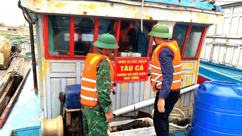 Lực lượng chức năng tỉnh Quảng Trị niêm phong, đóng bảng thông báo tàu cá không đủ điều kiện hoạt động. (Ảnh: Báo Nhân Dân)