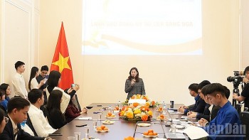 Tuổi trẻ Việt Nam tại Nga tự hào tiến bước dưới cờ Đảng