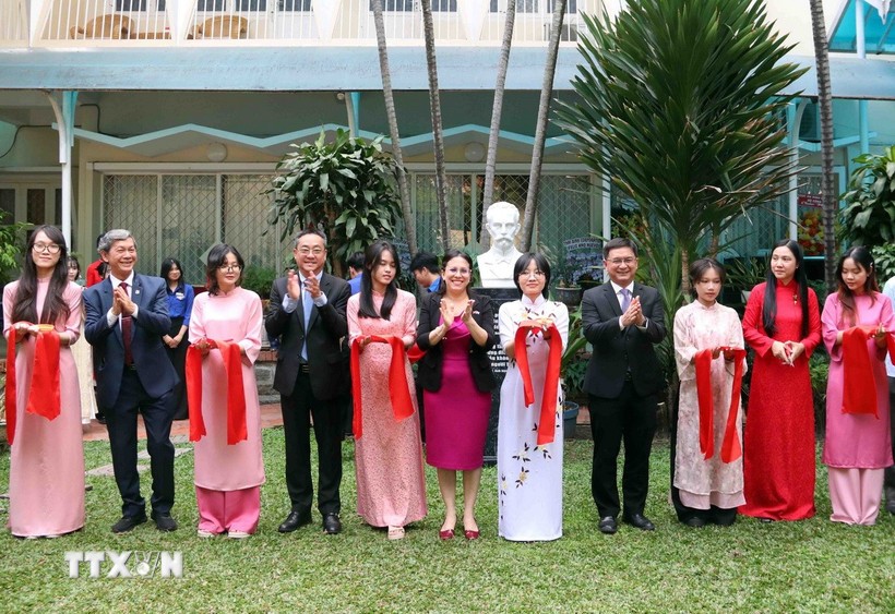 Khánh thành công trình tượng Anh hùng dân tộc Cuba Jose Marti trong khuôn viên Tổng lãnh sự quán Cuba tại Thành phố Hồ Chí Minh. (Ảnh: TTXVN) Khánh thành công trình tượng Anh hùng dân tộc Cuba Jose Marti trong khuôn viên Tổng lãnh sự quán Cuba tại Thành phố Hồ Chí Minh. (Ảnh: TTXVN)
