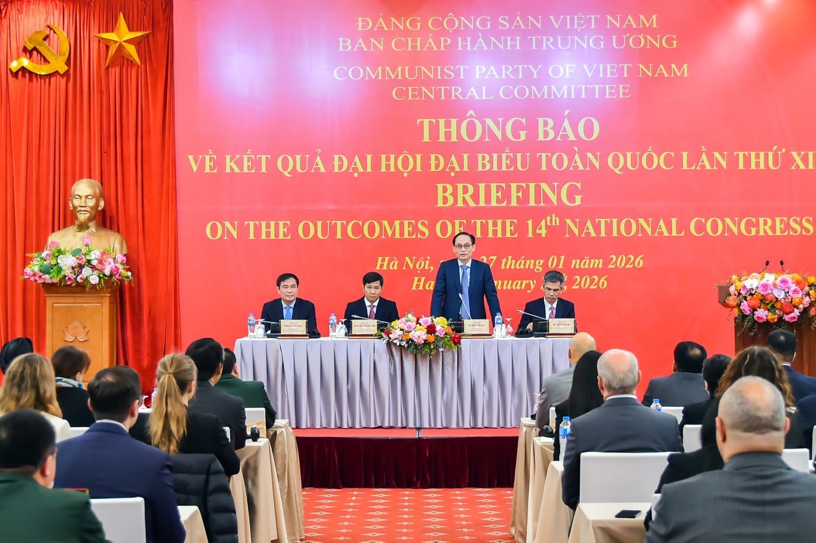 Các đại biểu chủ trì buổi Thông báo về kết quả Đại hội XIV của Đảng. (Ảnh: Bộ Ngoại giao)