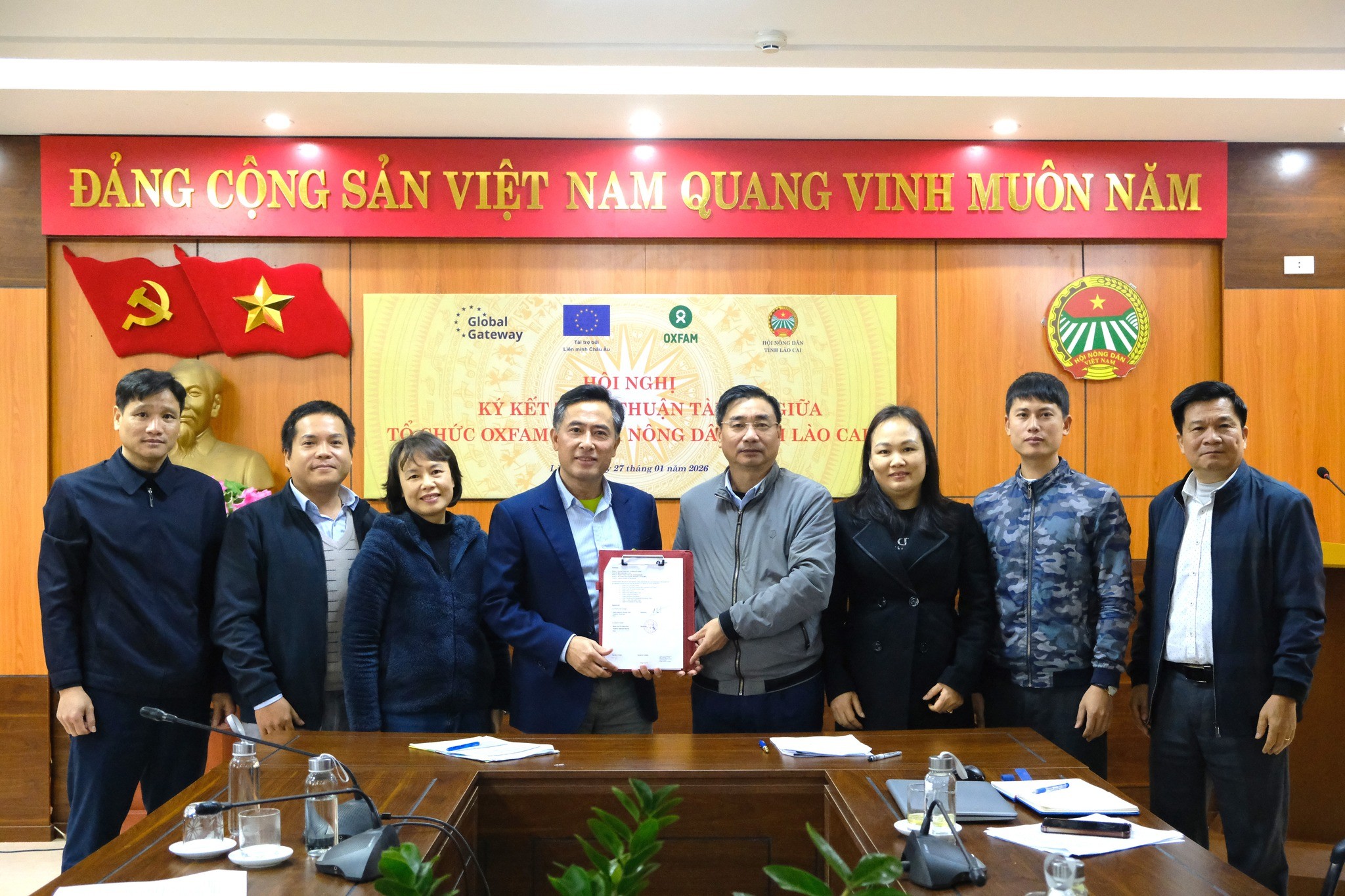 Oxfam tại Việt Nam và Hội Nông dân tỉnh Lào Cai đã ký thỏa thuận triển khai Sáng kiến “Nâng cao năng lực cho cộng đồng phụ nữ người Dao Đỏ thôn Tả Ngảo, xã Bát Xát, tỉnh Lào Cai bảo tồn, phát triển kiến thức bản địa gắn với chuỗi giá trị sản phẩm nông dược để phát triển bền vững góp phần bảo tồn đa dạng sinh học và ứng phó với biến đổi khí hậu, giảm phát thải khí nhà kính” Oxfam tại Việt Nam và Hội Nông dân tỉnh Lào Cai đã ký thỏa thuận triển khai Sáng kiến “Nâng cao năng lực cho cộng đồng phụ nữ người Dao Đỏ thôn Tả Ngảo, xã Bát Xát, tỉnh Lào Cai bảo tồn, phát triển kiến thức bản địa gắn với chuỗi giá trị sản phẩm nông dược để phát triển bền vững góp phần bảo tồn đa dạng sinh học và ứng phó với biến đổi khí hậu, giảm phát thải khí nhà kính”