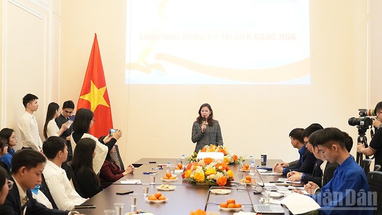 Ủy viên Ban Thường vụ Đảng ủy Việt Nam tại Liên bang Nga Ngô Thị Thu Hoài phát biểu tại Hội nghị. (Ảnh: XUÂN HƯNG) Ủy viên Ban Thường vụ Đảng ủy Việt Nam tại Liên bang Nga Ngô Thị Thu Hoài phát biểu tại Hội nghị. (Ảnh: XUÂN HƯNG)