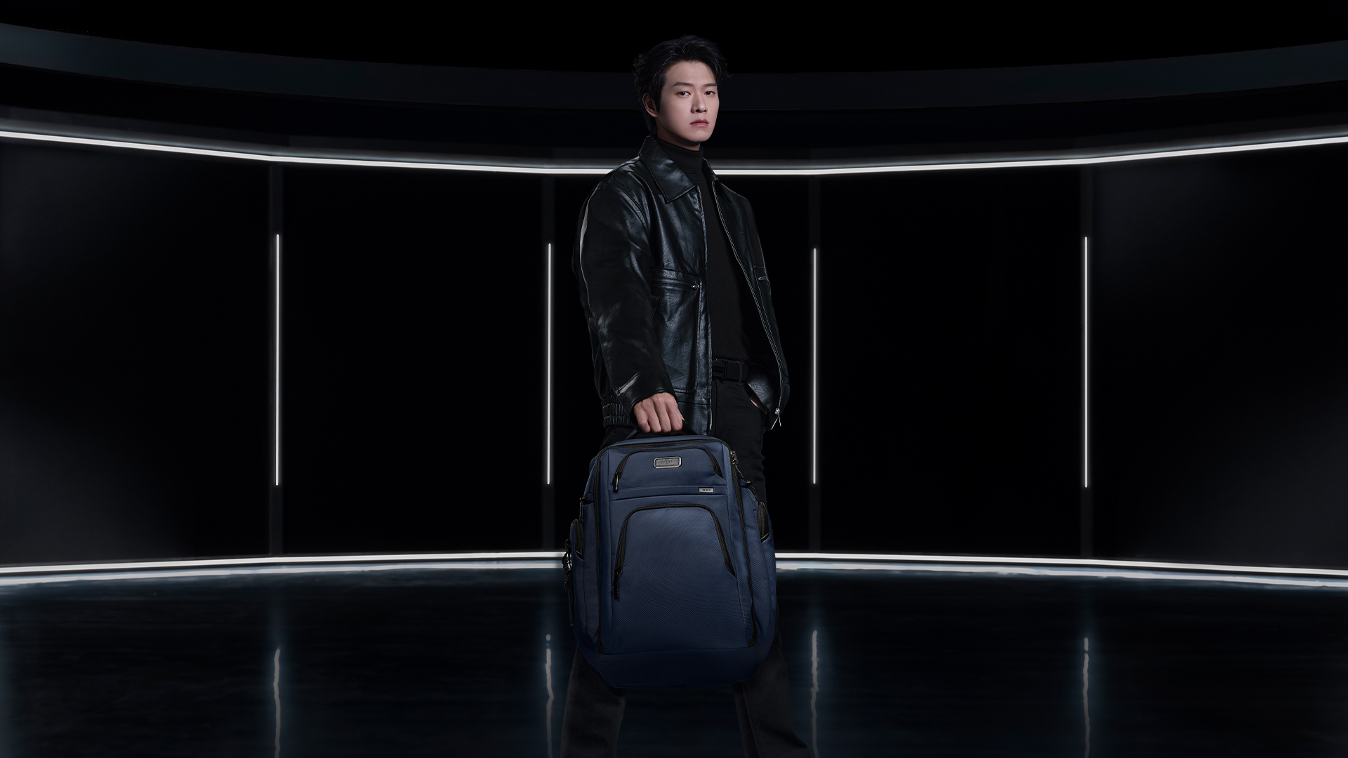 Ngụy Đại Huân cùng với balo TUMI Brief Pack™ phiên bản Xanh Navy trong BST Alpha