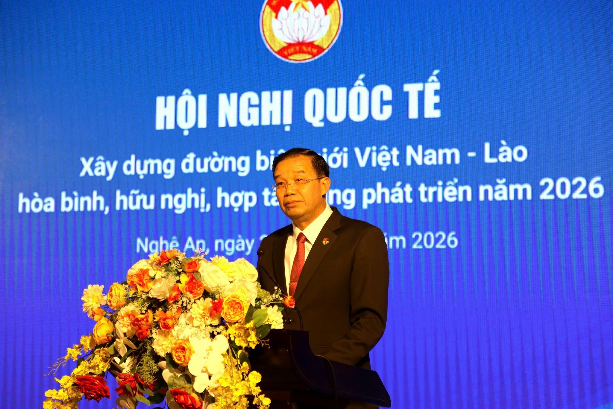 Ông Khăm-phỏi Văn-nạ-sản - Ủy viên Trung ương Đảng, Phó Chủ tịch Ủy ban Trung ương Mặt trận Lào xây dựng đất nước phát biểu tại Hội nghị.