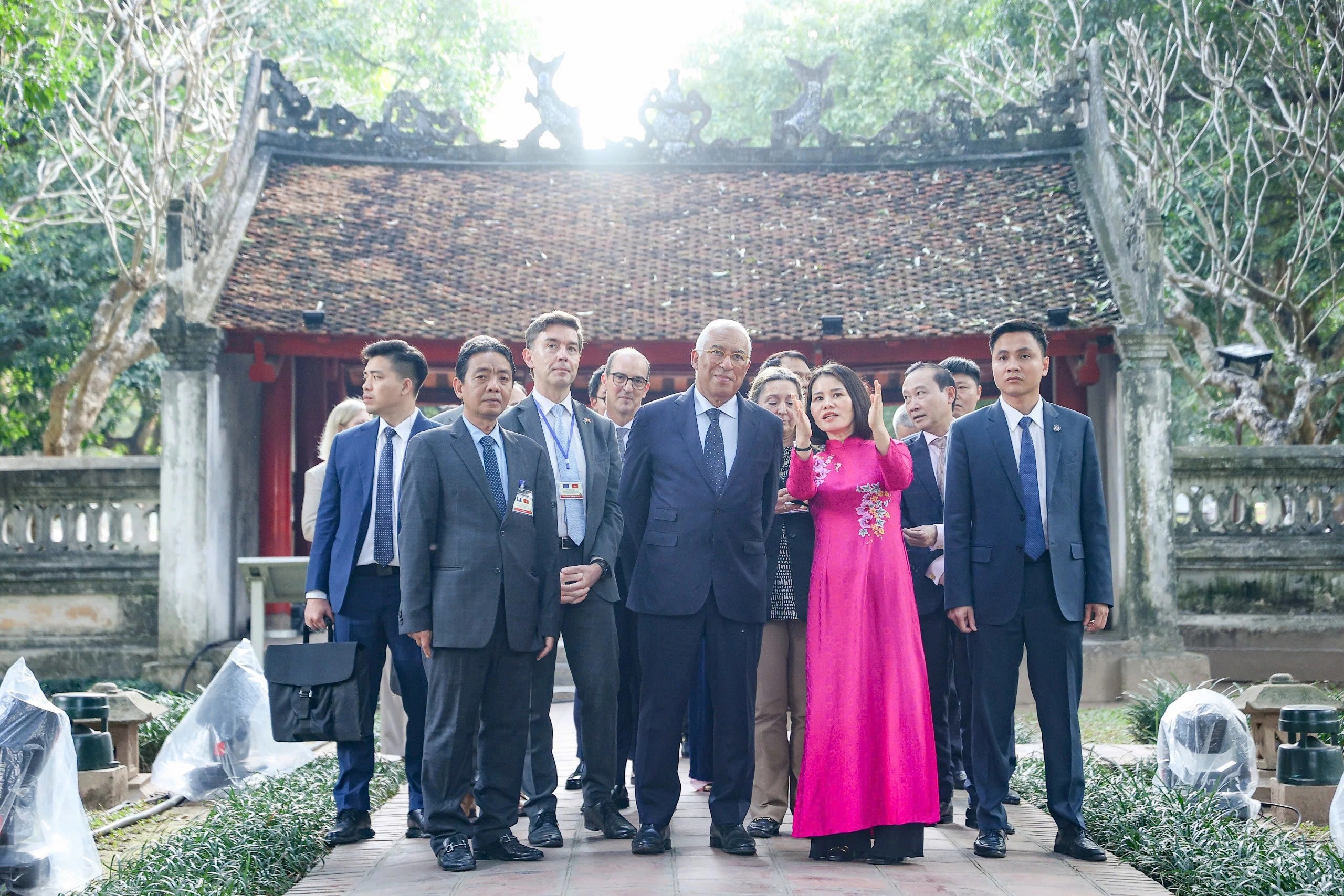 nghe giới thiệu về lịch sử Văn Miếu - Quốc Tử Giám nghe giới thiệu về lịch sử Văn Miếu - Quốc Tử Giám