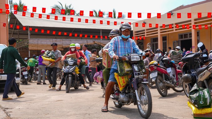 Người khuyết tật, người yếu thế trên địa bàn xã Mỹ Quý chở quà Tết gồm gạo, bánh mứt và nhu yếu phẩm về nhà. Người khuyết tật, người yếu thế trên địa bàn xã Mỹ Quý chở quà Tết gồm gạo, bánh mứt và nhu yếu phẩm về nhà.