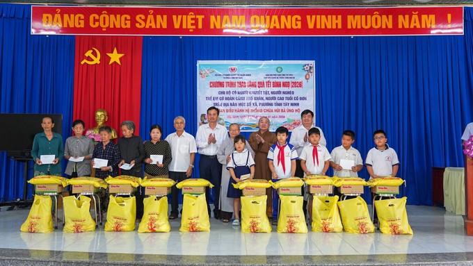 Ban tổ chức trao quà Tết cho người dân có hoàn cảnh khó khăn và trẻ em nghèo hiếu học tại xã Phước Chỉ, tỉnh Tây Ninh. Ban tổ chức trao quà Tết cho người dân có hoàn cảnh khó khăn và trẻ em nghèo hiếu học tại xã Phước Chỉ, tỉnh Tây Ninh.