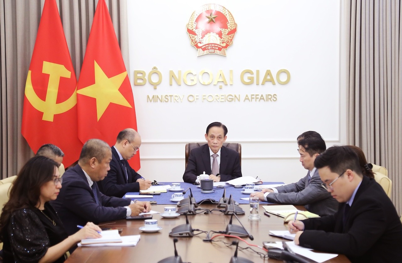 Toàn cảnh cuộc điện đàm giữa Uỷ viên Bộ Chính trị, Bộ trưởng Ngoại giao Lê Hoài Trung với Bộ trưởng Ngoại giao Venezuela Yván Gil Pinto. (